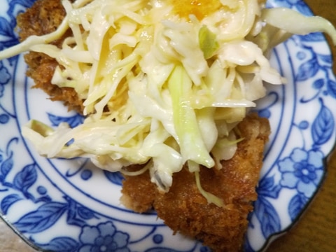 ハムカツに…千切りキャベツのマヨ和えを